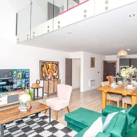 Charming 2-bedroom In With Views Apartamento