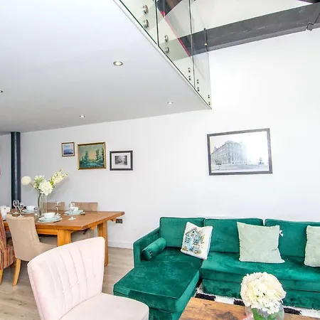Charming 2-bedroom In With Views *