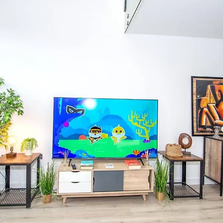 Charming 2-bedroom In With Views *
