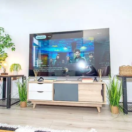 Charming 2-bedroom In With Views Apartamento