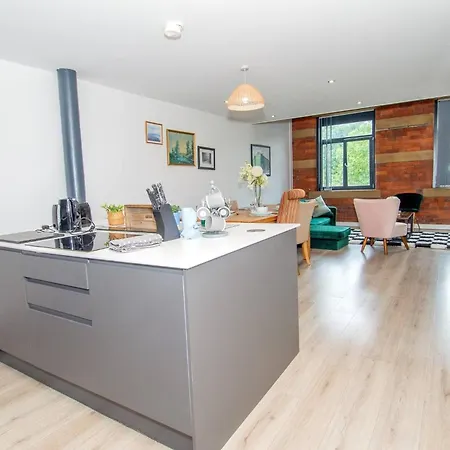 Charming 2-bedroom In With Views *