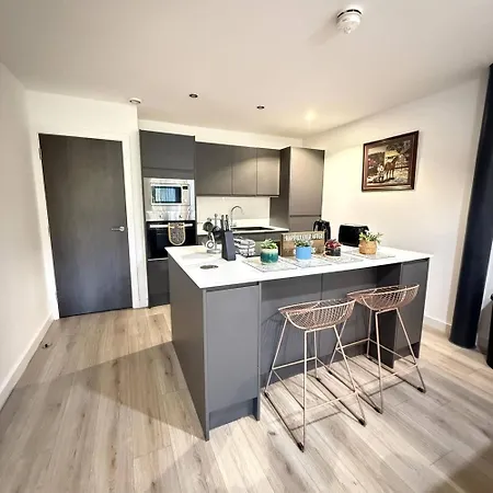 Charming 2-bedroom In With Views *