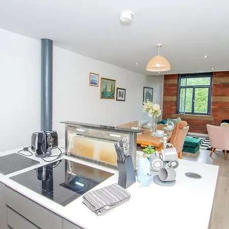 Charming 2-bedroom In With Views Bradford (West Yorkshire)