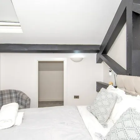Charming 2-bedroom In With Views *