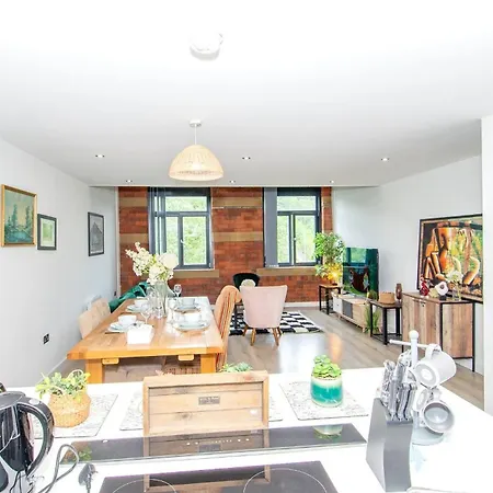 Charming 2-bedroom In With Views