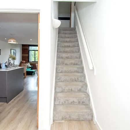 Charming 2-bedroom In With Views *
