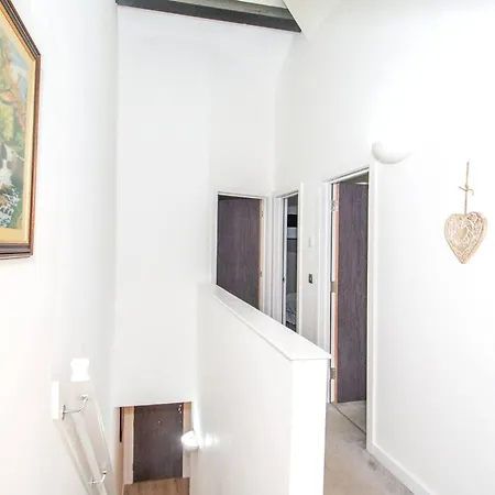 Charming 2-bedroom In With Views *
