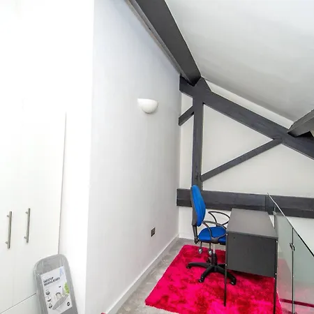 Charming 2-bedroom In With Views Bradford (West Yorkshire)