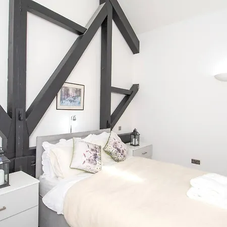 Charming 2-bedroom In With Views *