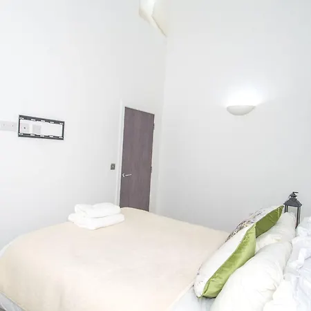 Charming 2-bedroom In With Views *